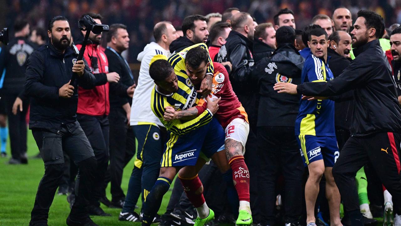 Galatasaray beat Fenerbahce 2-1 amid post-match chaos, says sportschau.de