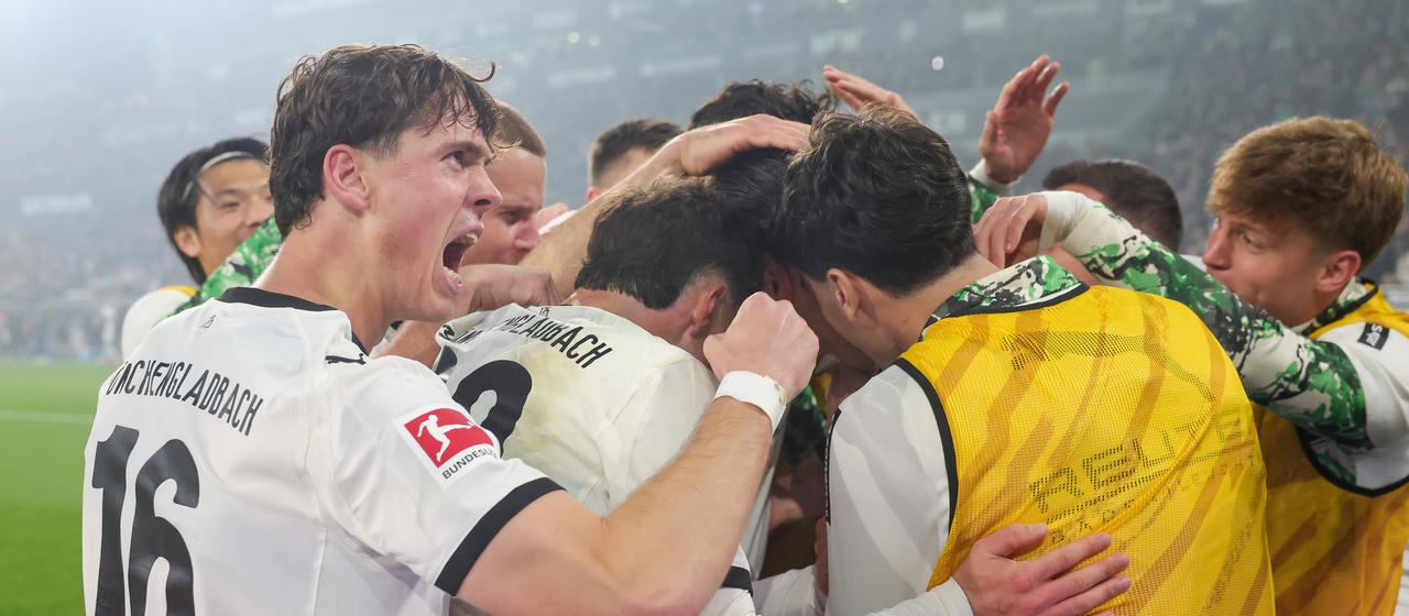Die Spieler von Borussia Mönchengladbach um Philipp Sander (l.) feiern ein Tor im Spiel gegen Köln