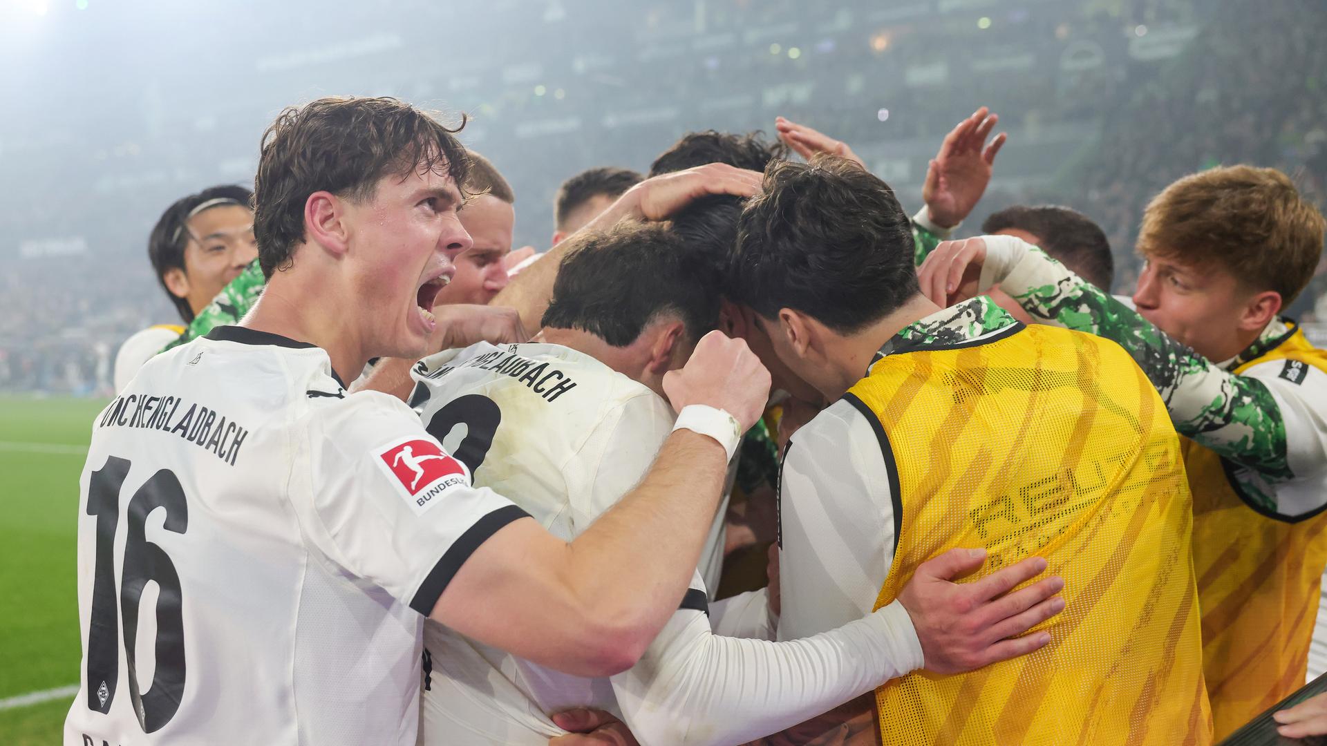 Die Spieler von Borussia Mönchengladbach um Philipp Sander (l.) jubeln über einen Treffer im Spiel gegen Köln | Jürgen Fromme /firo Sportphoto