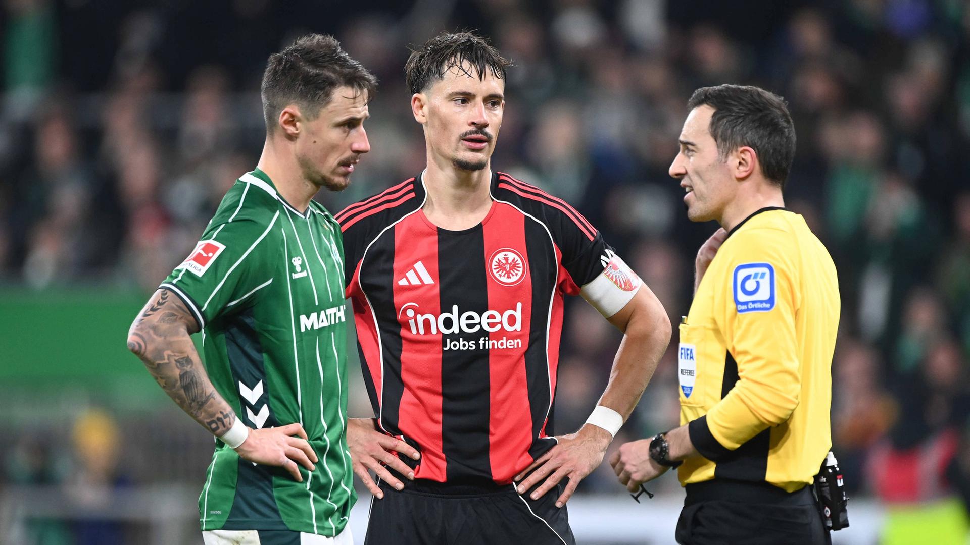 Marco Friedl (l.) und Robin Koch (m.) im GesprÃ¤ch mit dem Schiedsrichter | Imago