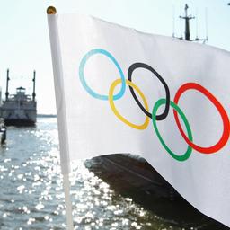 Eine Olympia-Fahne vor der Elbphilharmonie in Hamburg 