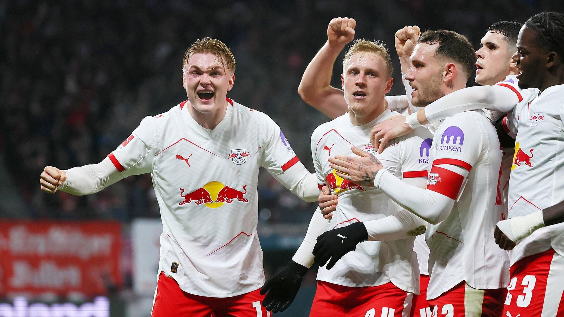 Torjubel v.l.: Conrad Harder 11, RB Leipzig, Torschütze Xaver Schlager 24, RB Leipzig, David Raum 22, RB Leipzig und Castello Lukeba 23, RB Leipzig. | IMAGO/Picture Point LE