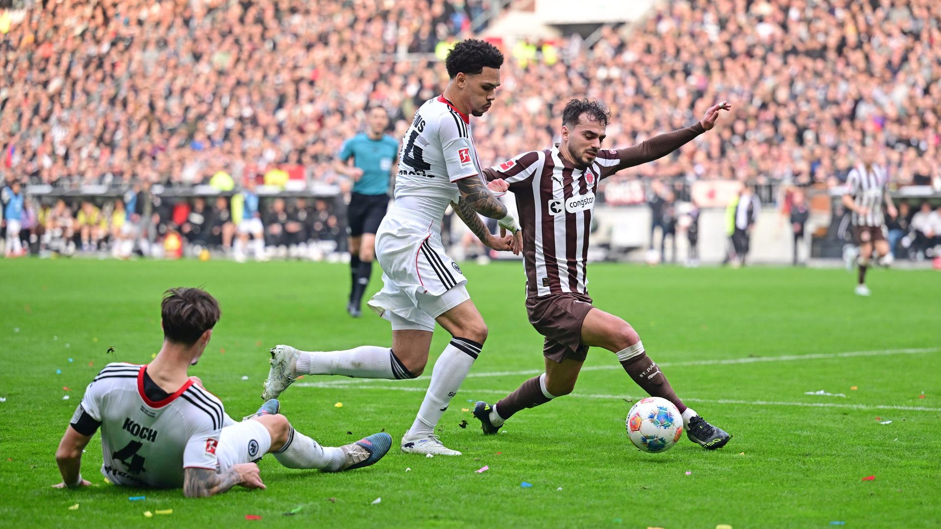 Frankfurts Nnamdi Collins im Zweikampf mit Danel Sinani vom FC St. Pauli | ValeriaWitters