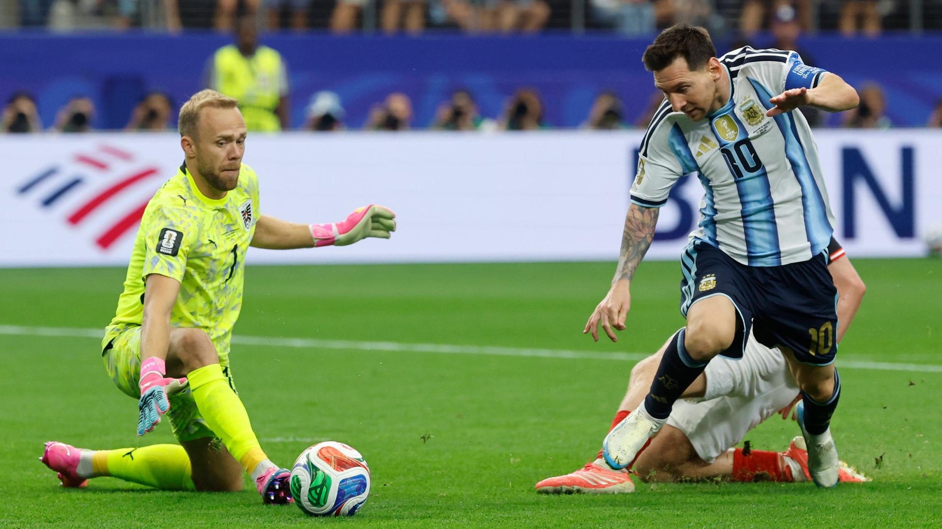 Alexander Schlager versucht einen Schuss von Lionel Messi zu parieren.  | dpa | Agencia Efe