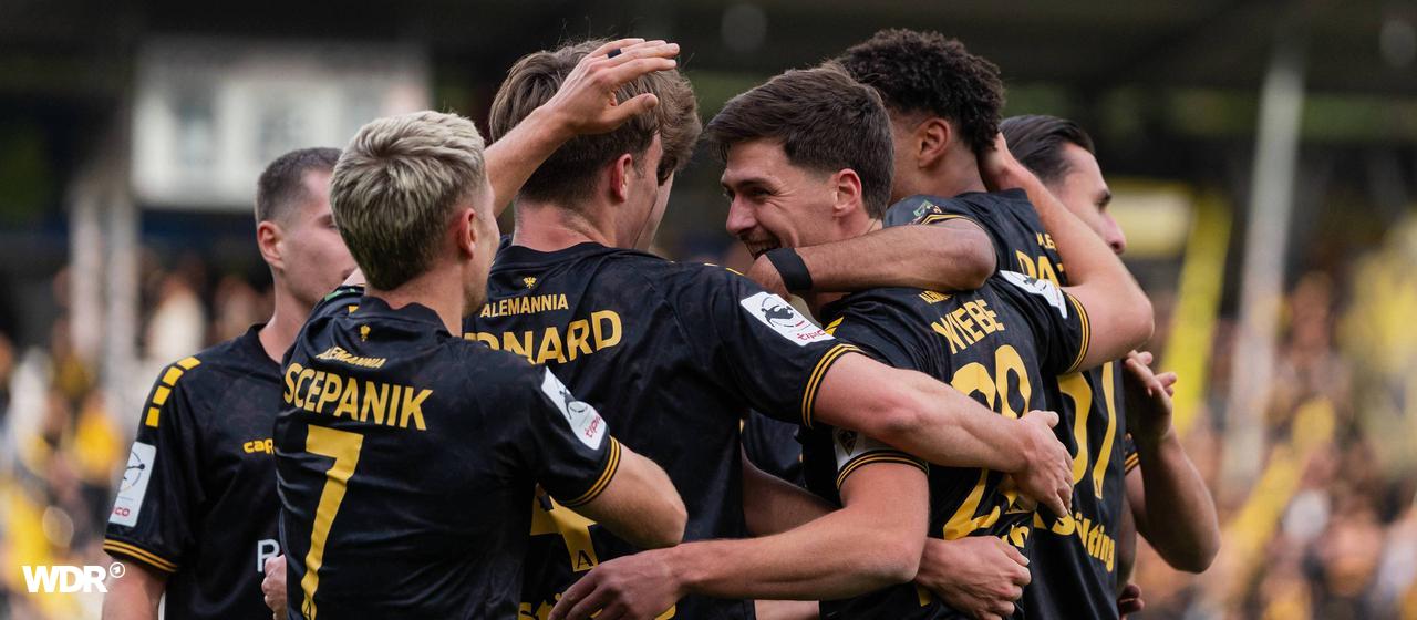 Die Aachener Spieler bejubeln das 1:0 beim VfB Stuttgart II.