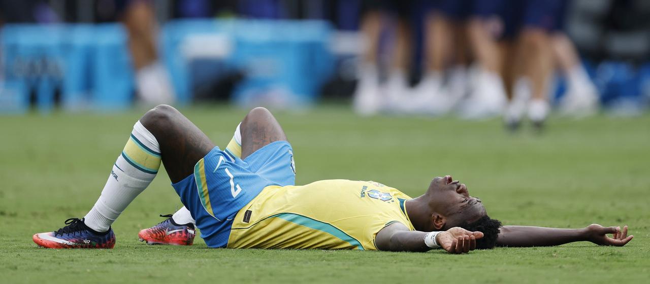 Brasiliens Vinicius Junior nach dem WM-Aus am Boden Zerstört