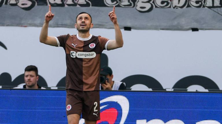 Torschütze Manolis Saliakas (St. Pauli) jubelt beim Spiel gegen Frankfurt