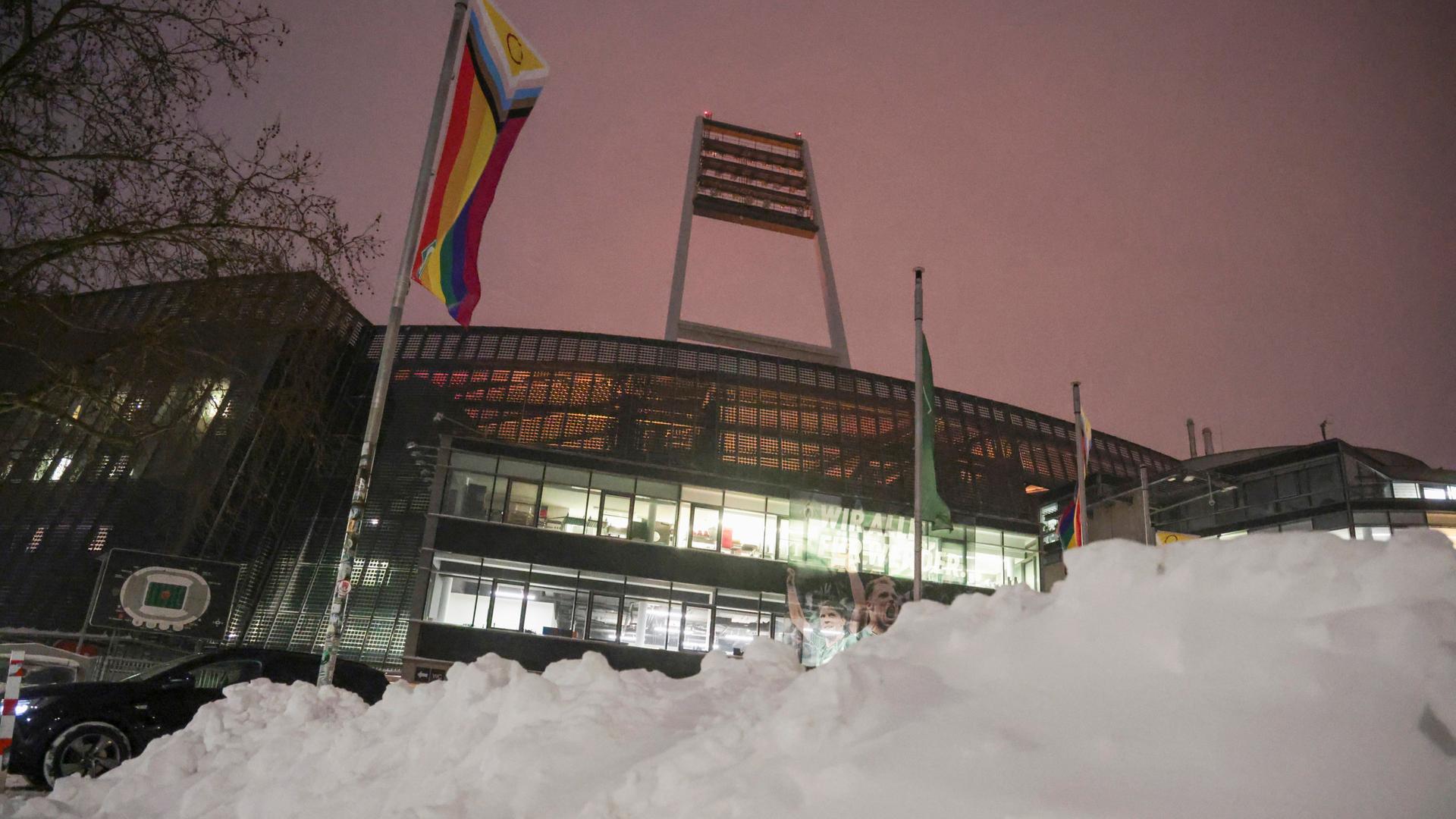Das verschneite Weserstadion | dpa