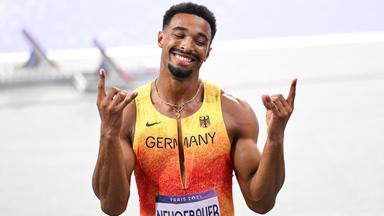 Deutschlands Zehnkämpfer Leo Neugebauer feiert den Gewinn seiner Silbermedaille.