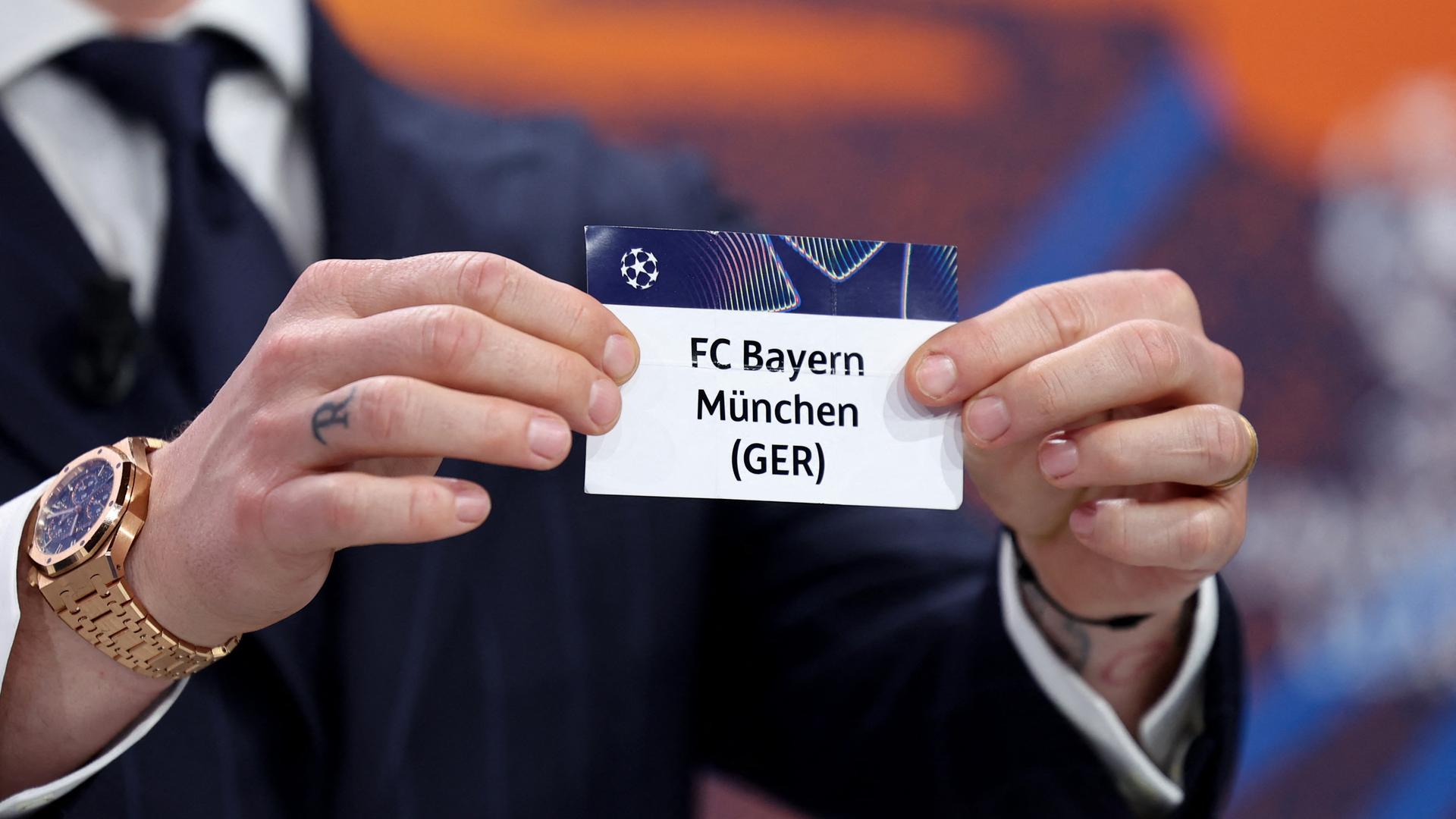 Das Los vom FC Bayern MÃ¼nchen wird bei der Champions-League-Auslosung gezogen | REUTERS/Pierre Albouy