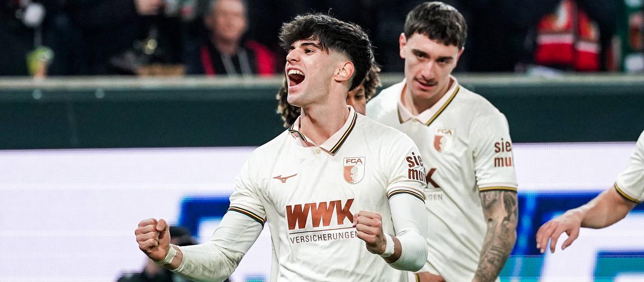 Augsburgs Rodrigo Ribeiro (v.) bejubelt seinen Treffer im Spiel gegen den 1. FC Köln