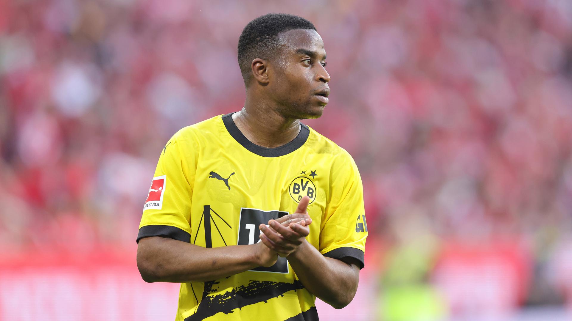 Borussia Dortmunds Youssoufa Moukoko klatscht in die Hände | Sebastian El-Saqqa / firo Sportp