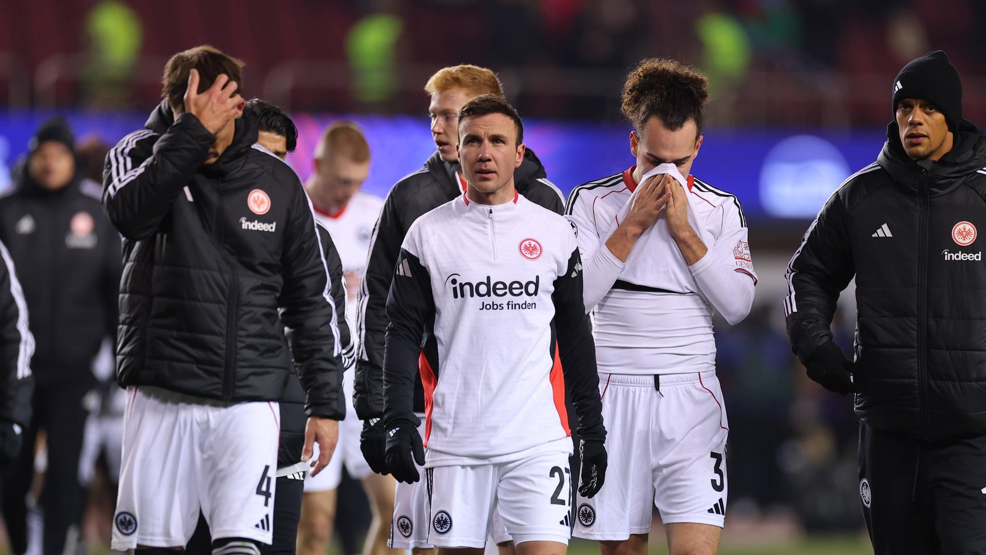 Robin Koch, Mario Götze und Arthur Theate schauen enttäuscht nach der Niederlage in Baku | IMAGO / HMB-Media