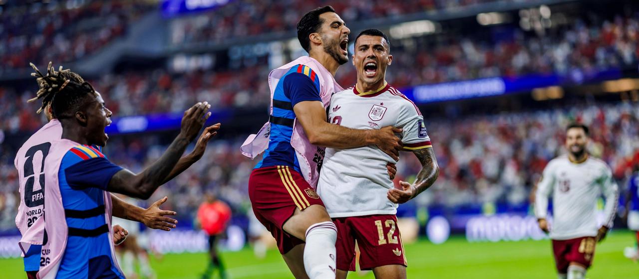 Die spanischen Spieler feiern Pedro Porro nach seinem Treffer gegen Frankreich