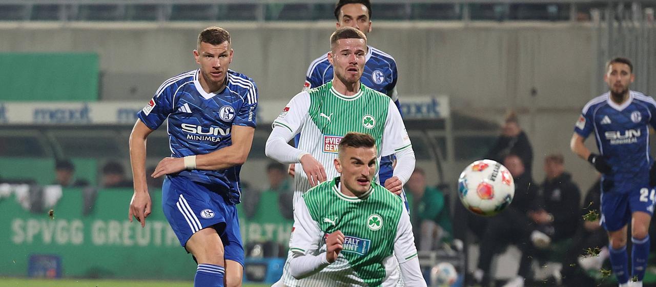 Schalkes Edin Edin Dzeko (l.) im Duell mit den Fürthern Jan Elvedi und Philipp Ziereis