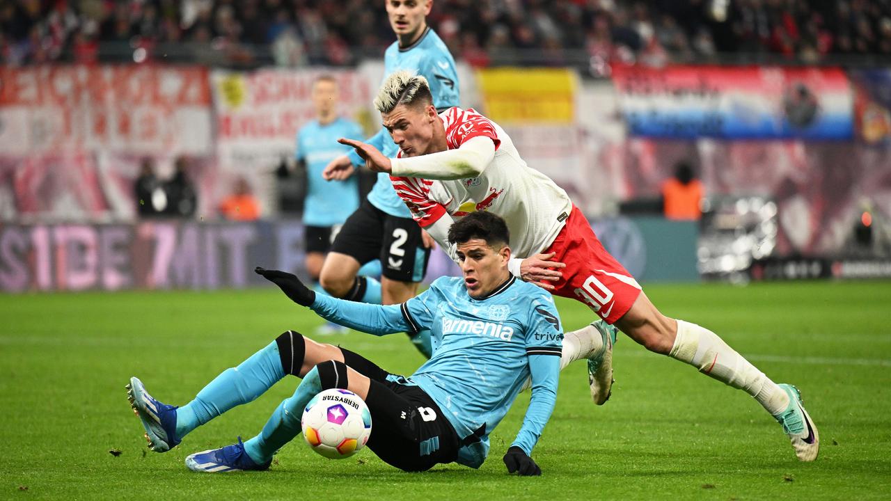 Zweikampf zwischen Josip Stanisic (Bayer Leverkusen) und Benjamin Sesko (RB Leipzig) | Getty Images