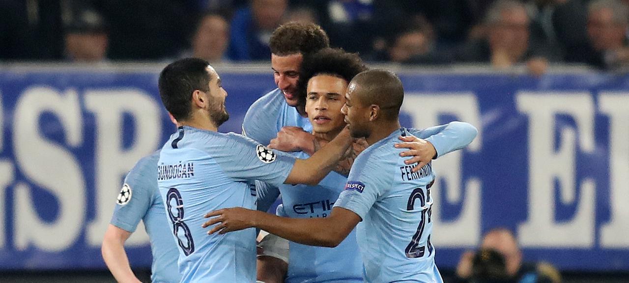 City-Freistoßtor Tor zum 2:2 Ausgleich auf Schalke: Jubel um Leroy Sane mit Ilkay Gündogan und Fernandinho | firo Sportphoto/ Jürgen Fromme City-Freistoßtor Tor zum 2:2 Ausgleich auf Schalke: Jubel um Leroy Sane mit Ilkay Gündogan und Fernandinho