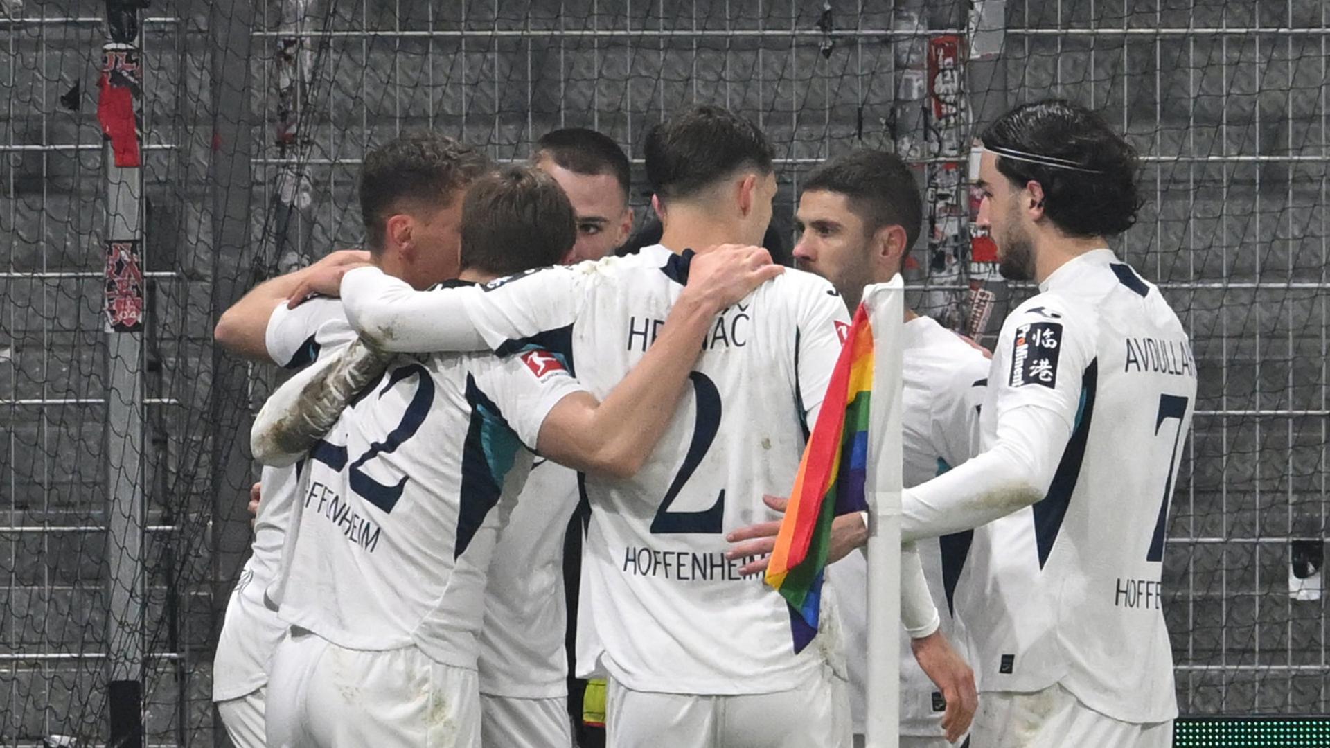 Hoffenheims Grisha Prömel bejubelt seinen Treffer gemeinsam mit den Teamkollegen |  Carmen Jaspersen/dpa