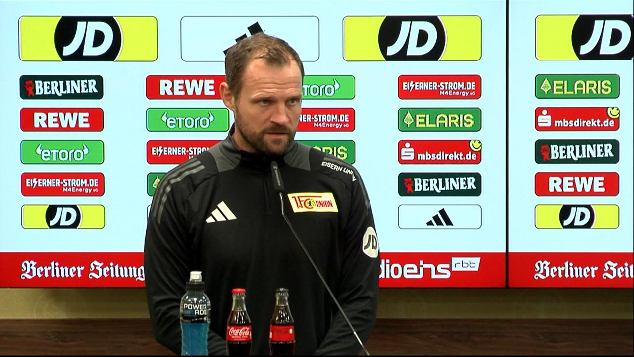 Union Trainer Bo Svensson auf der Pressekonferenz  | ARD