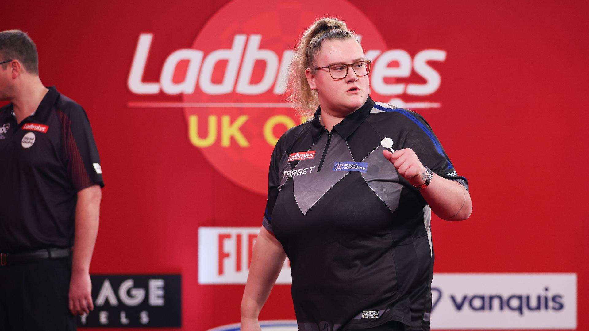 Beau Greaves gewinnt als erste Frau offenes PDC-Turnier