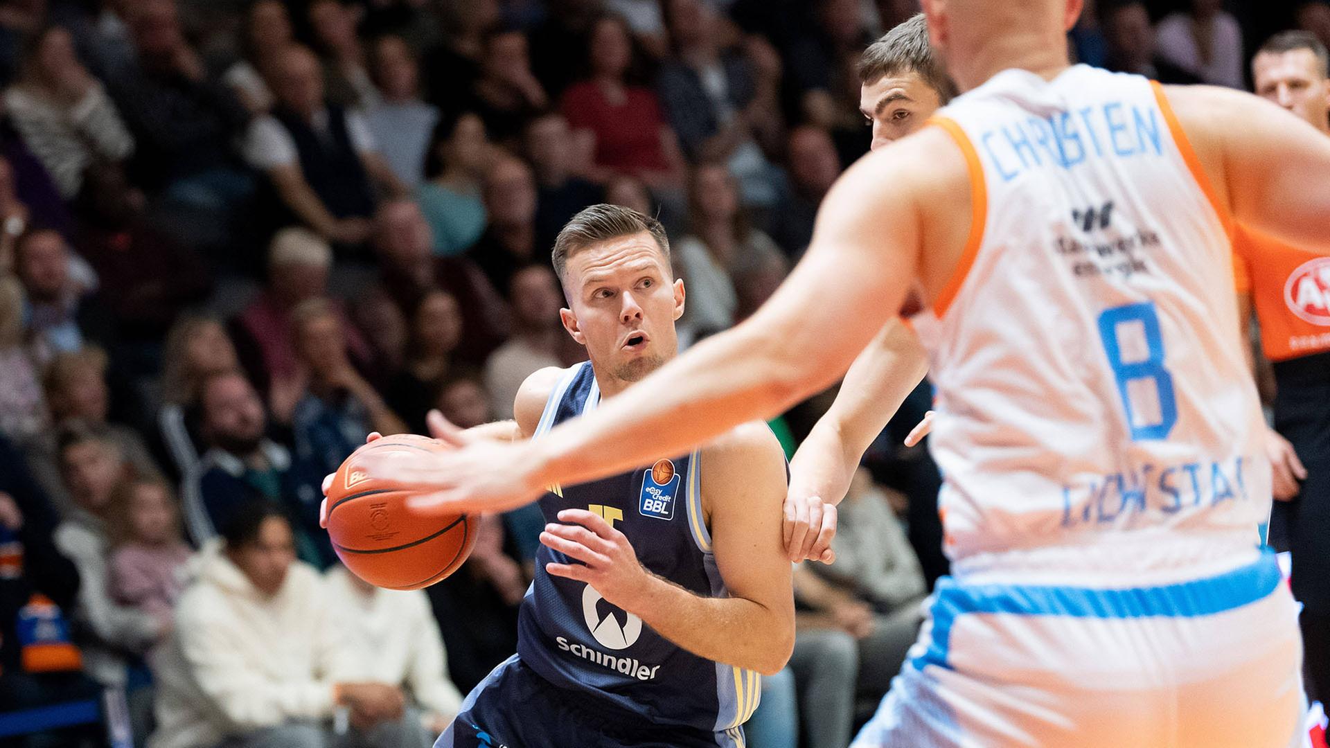 Martin Hermannsson (ALBA) am Ball  | IMAGO/Christoph Worsch