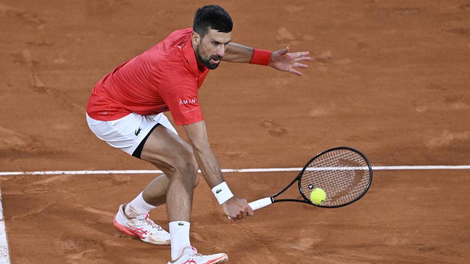 Novak Djokovic spielt einen Stopp.