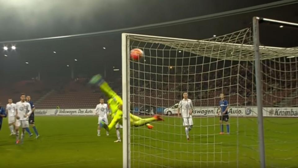 Der Ball schlägt im Kasseler Tor ein | picture-alliance Der Ball schlägt im Kasseler Tor ein