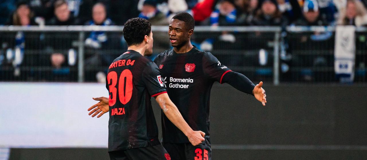 Leverkusens Christian Kofane (r.) bejubelt seinen Treffer mit Ibrahim Maza