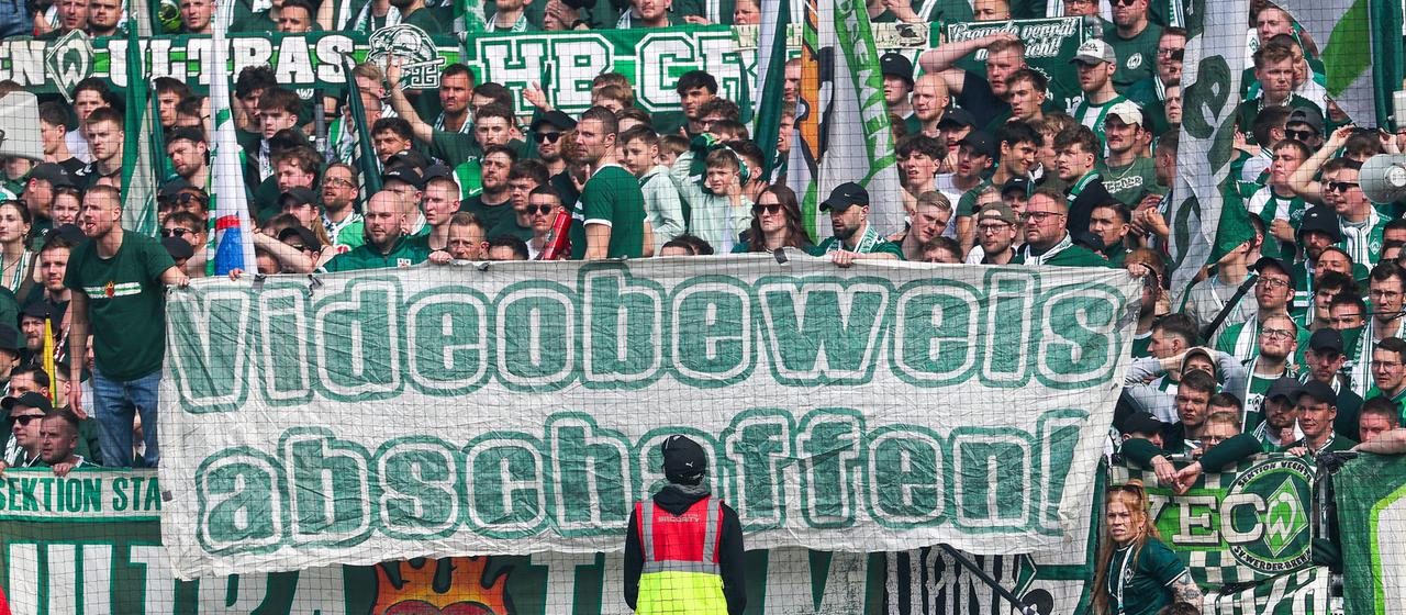 Fans von Werder Bremen mit dem Banner "Videobeweis abschaffen"