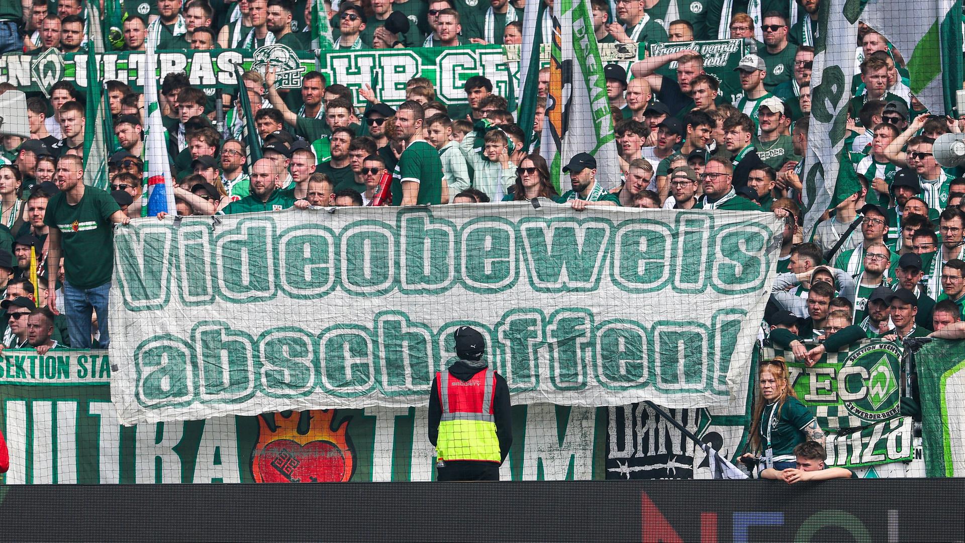 Fans von Werder Bremen mit dem Banner 