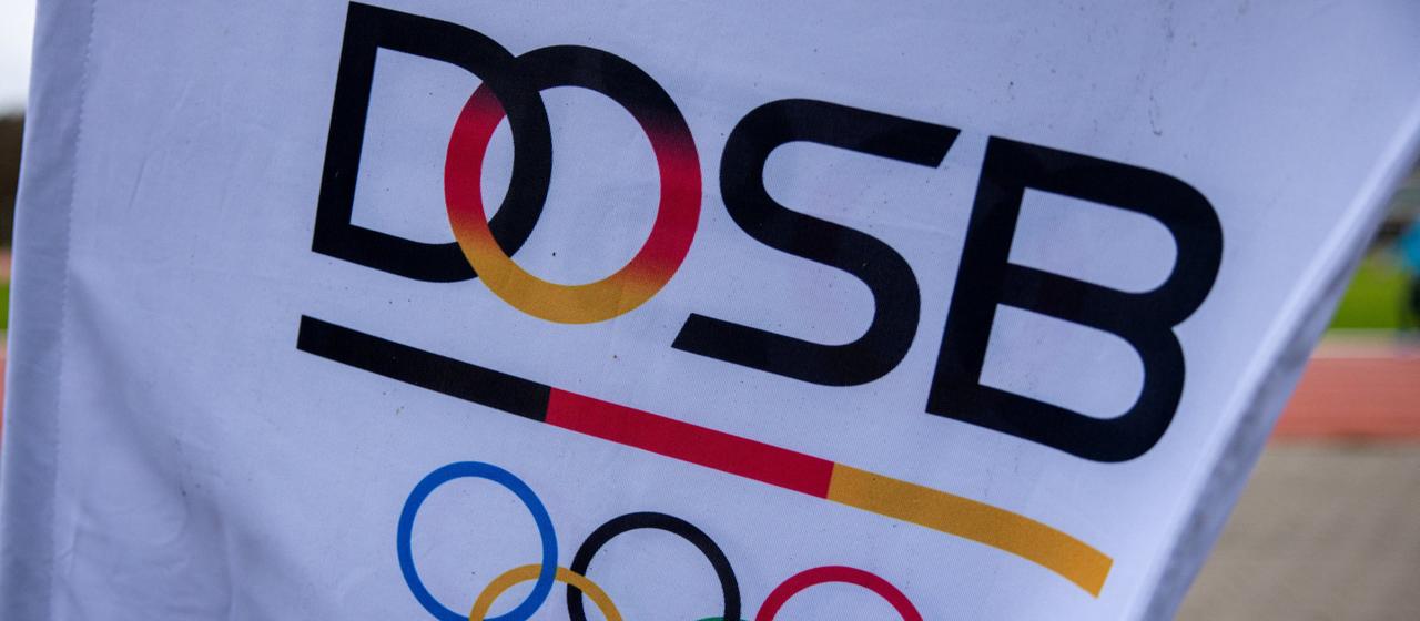 Fahne mit der Aufschrift DOSB