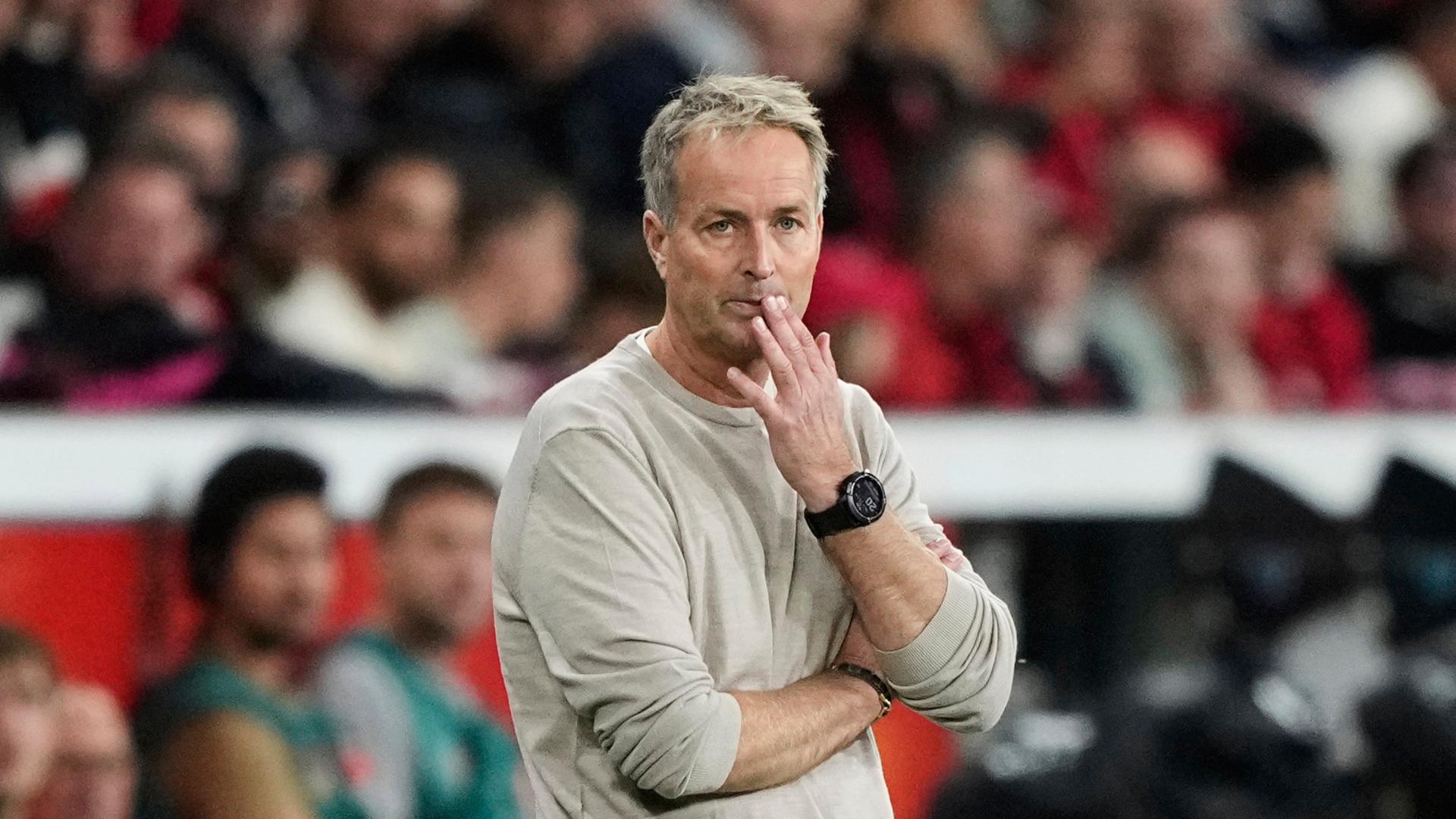 Leverkusens Trainer Kaspar Hjulmand verfolgt das Spielgeschehen | AP Photo/Martin Meissner
