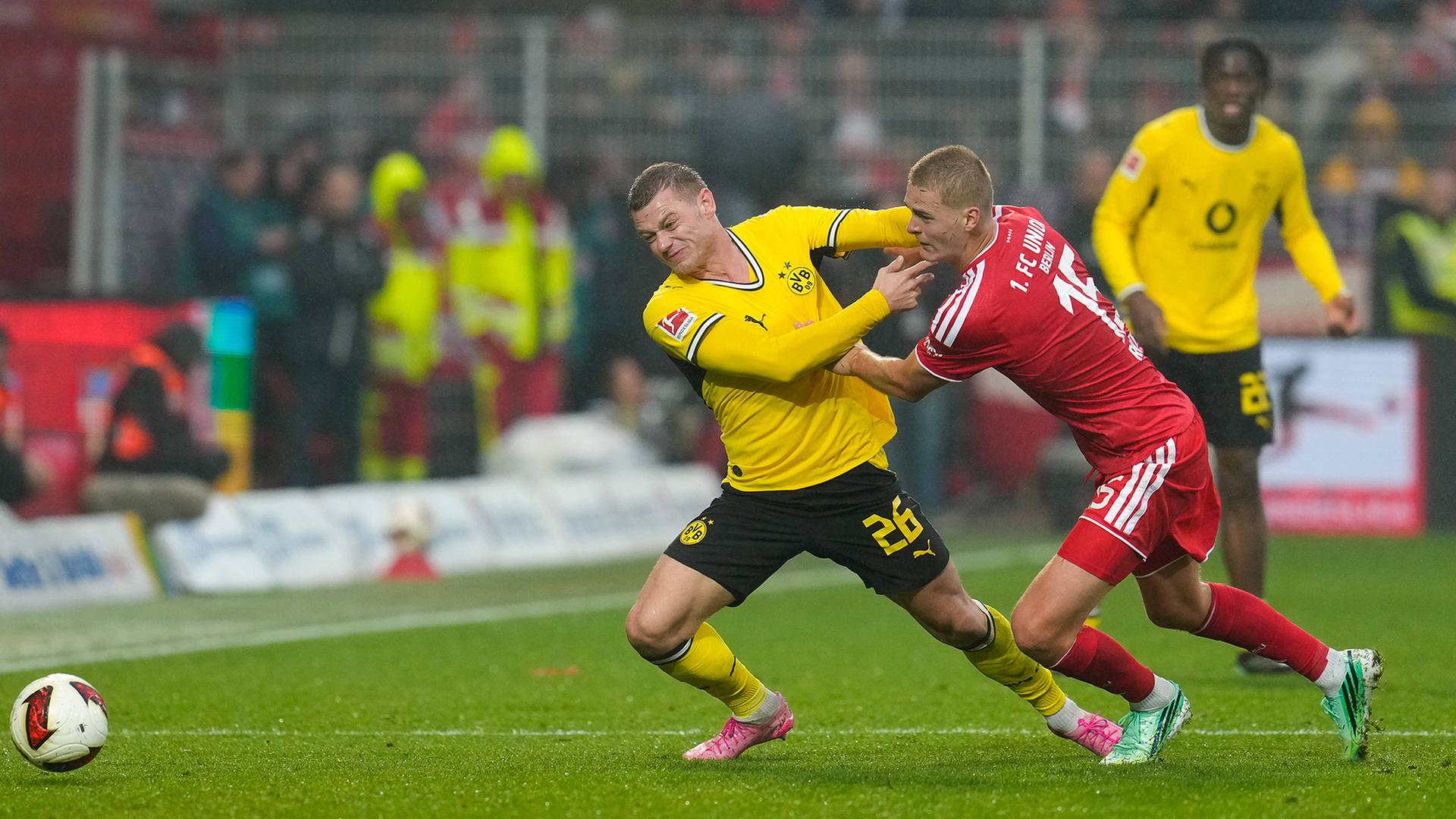 Unions Tom Rothe (r.) im Zweikampf mit BVB-Spieler Julian Ryerson. (IMAGO/Eibner-Pressefoto/Scott Co) | IMAGO/Eibner