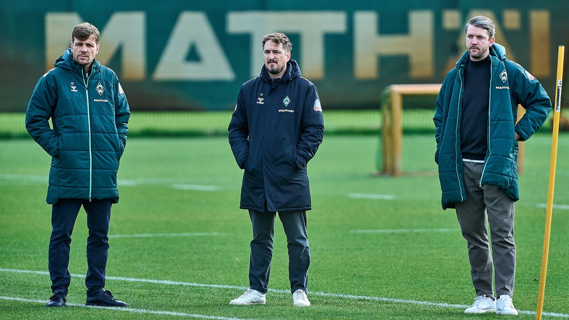 Clemens Fritz, Johannes Jahns und Peter Niemeyer stehen auf dem Trainingsplatz des SV Werder Bremen. | Gumzmedia | Andreas Gumz