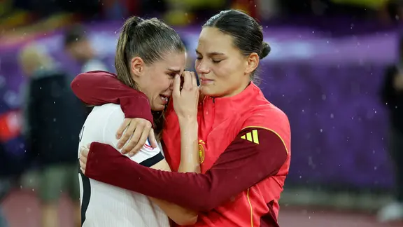 Deutschlands Giovanna Hoffmann (r.) tröstet die weinende Jule Brand.