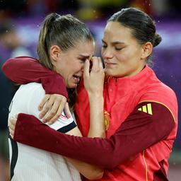 Deutschlands Giovanna Hoffmann (r.) tröstet die weinende Jule Brand.