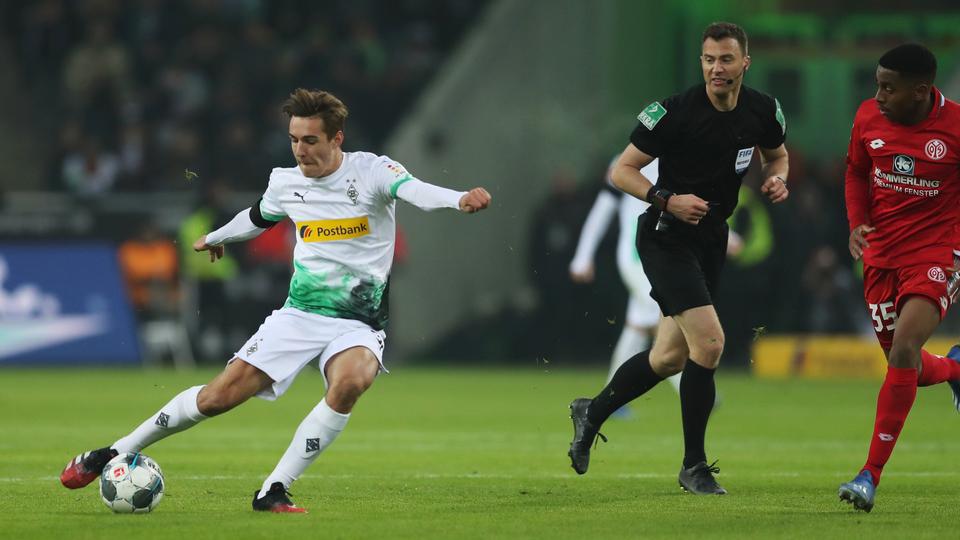 Erzielte das Tor des Monats im Januar 2020: Gladbachs Florian Neuhaus (l.) | Lars Baron/Bongarts/Getty Images Erzielte das Tor des Monats im Januar 2020: Gladbachs Florian Neuhaus (l.)