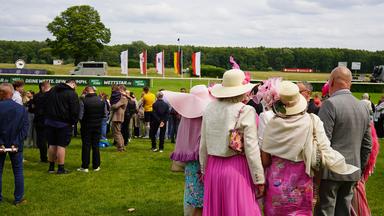 Zuschauer warten auf der Rennbahn Hoppegarten auf den Beginn des Rennens beim Fashion Race Day am 08.06.2025 (Bild: rbb/Lynn Kraemer)
