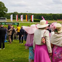 Zuschauer warten auf der Rennbahn Hoppegarten auf den Beginn des Rennens beim Fashion Race Day am 08.06.2025 (Bild: rbb/Lynn Kraemer)
