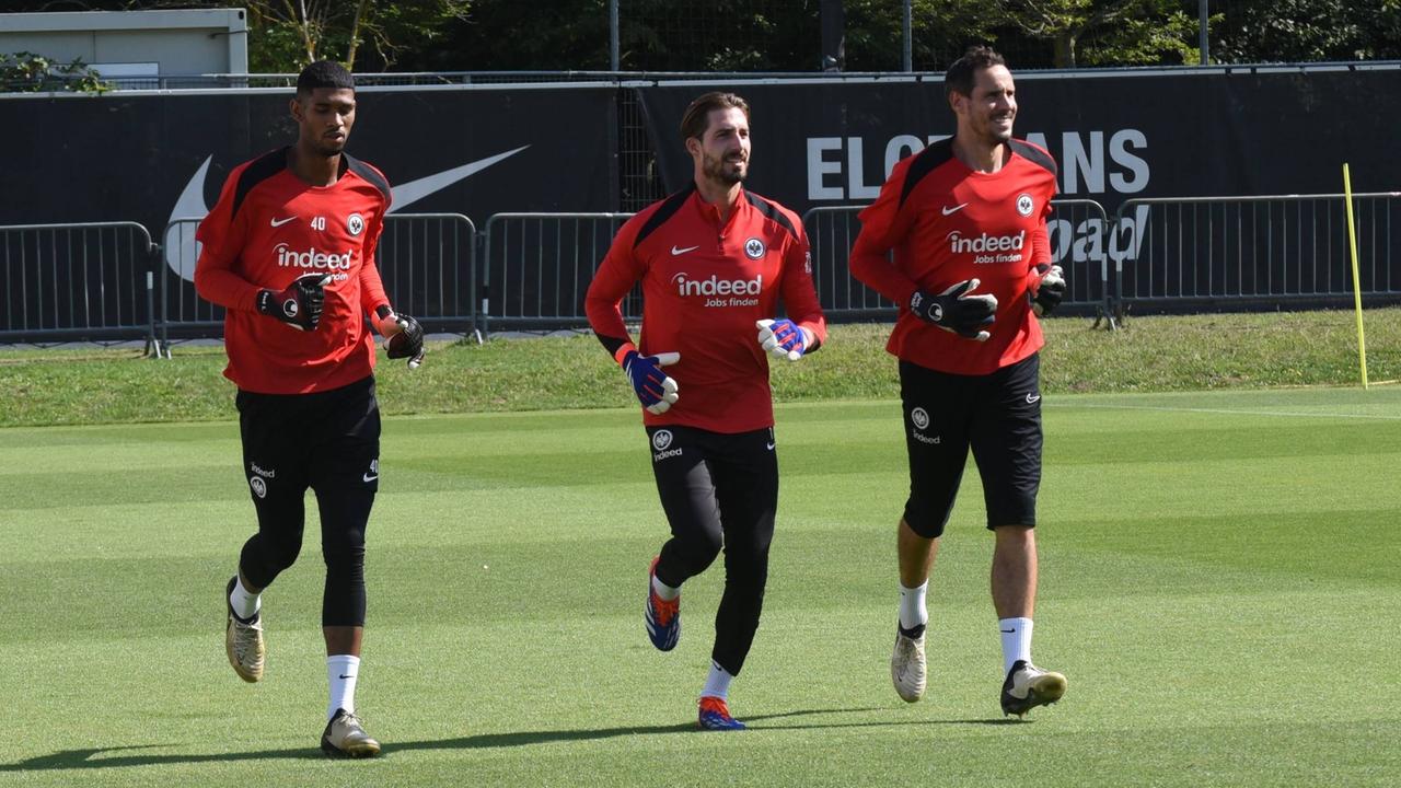 Drei Torhüter, zwei Generationen: Kauã Santos beim Warmlaufen mit Kevin Trapp und Jens Grahl | Imago/Peter Hartenfelser