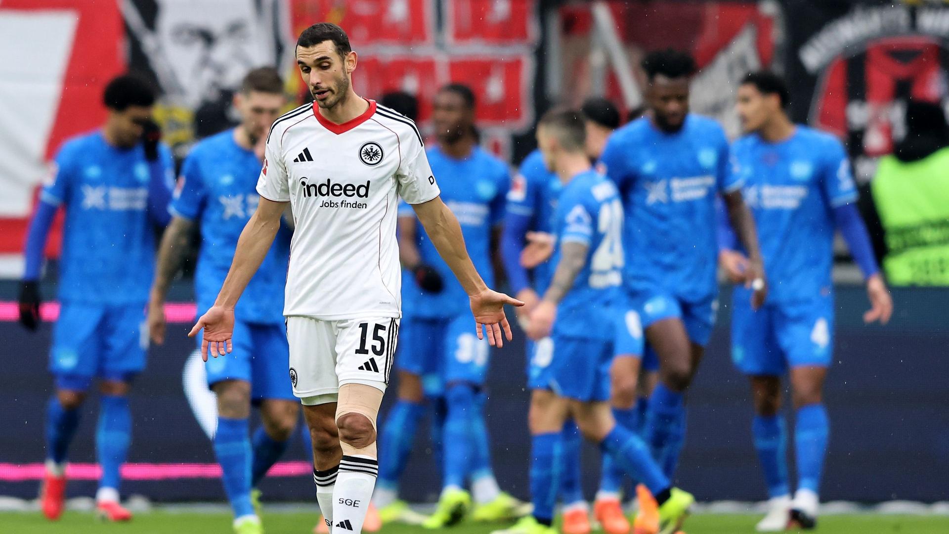Frankfurts Elyes Skhiri guckt frustriert während die Leverkusener im Hintergrund jubeln | Christof Koepsel/Getty Images