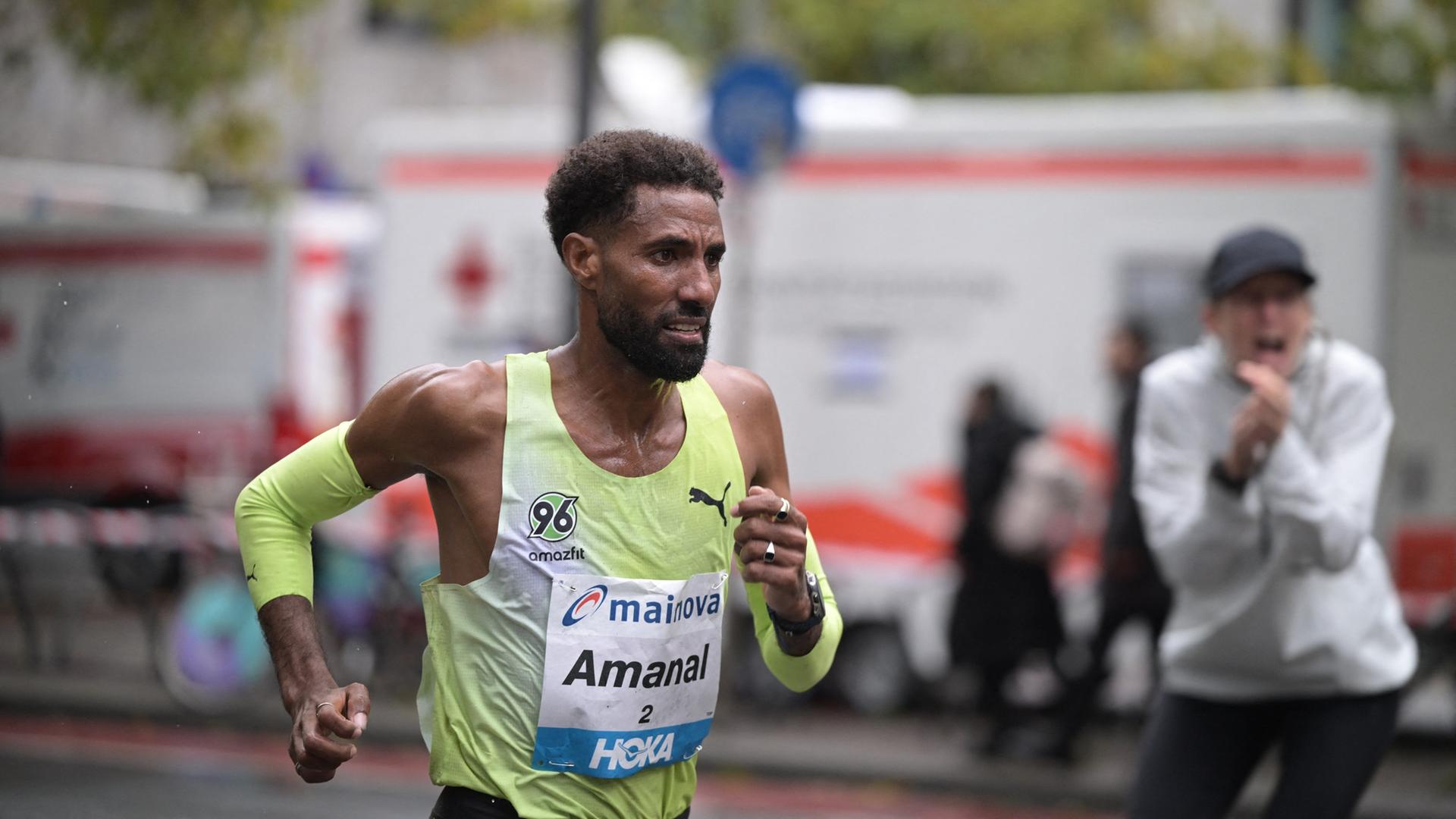 Frankfurt Marathon: Petros verpasst Heimsieg knapp – starkes Dörfel-Debüt