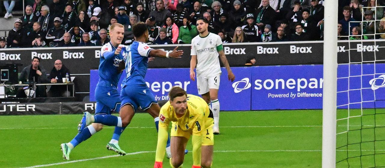 Hoffenheims Bambase Conte (hinten, mittig) dreht nach seinem Tor zum 1:0 gegen Gladbach jubelnd ab