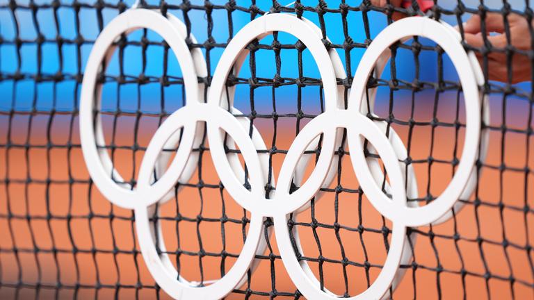 Die olympischen Ringe an einem Netz