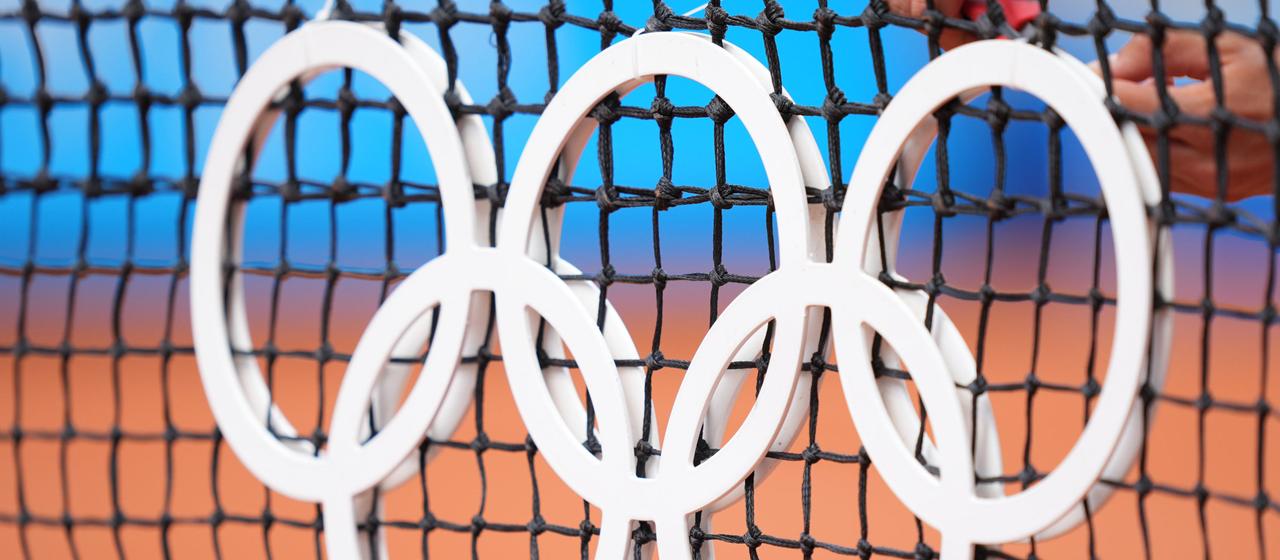 Die olympischen Ringe an einem Netz