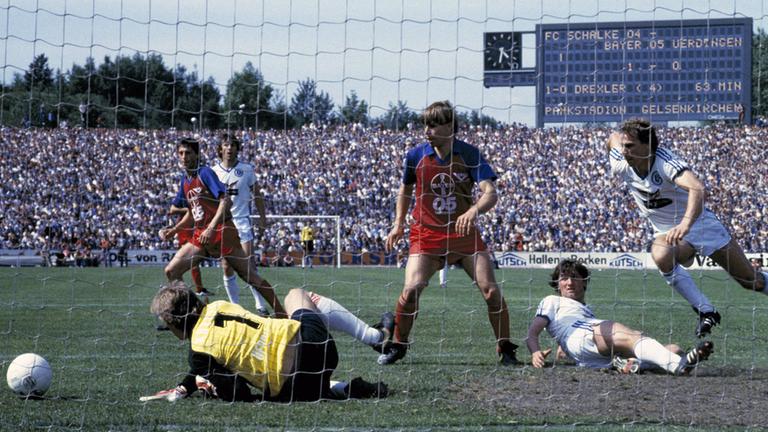 Uerdingens Torwart Werner Vollack 1983 in Aktion | imago Uerdingens Torwart Werner Vollack 1983 in Aktion