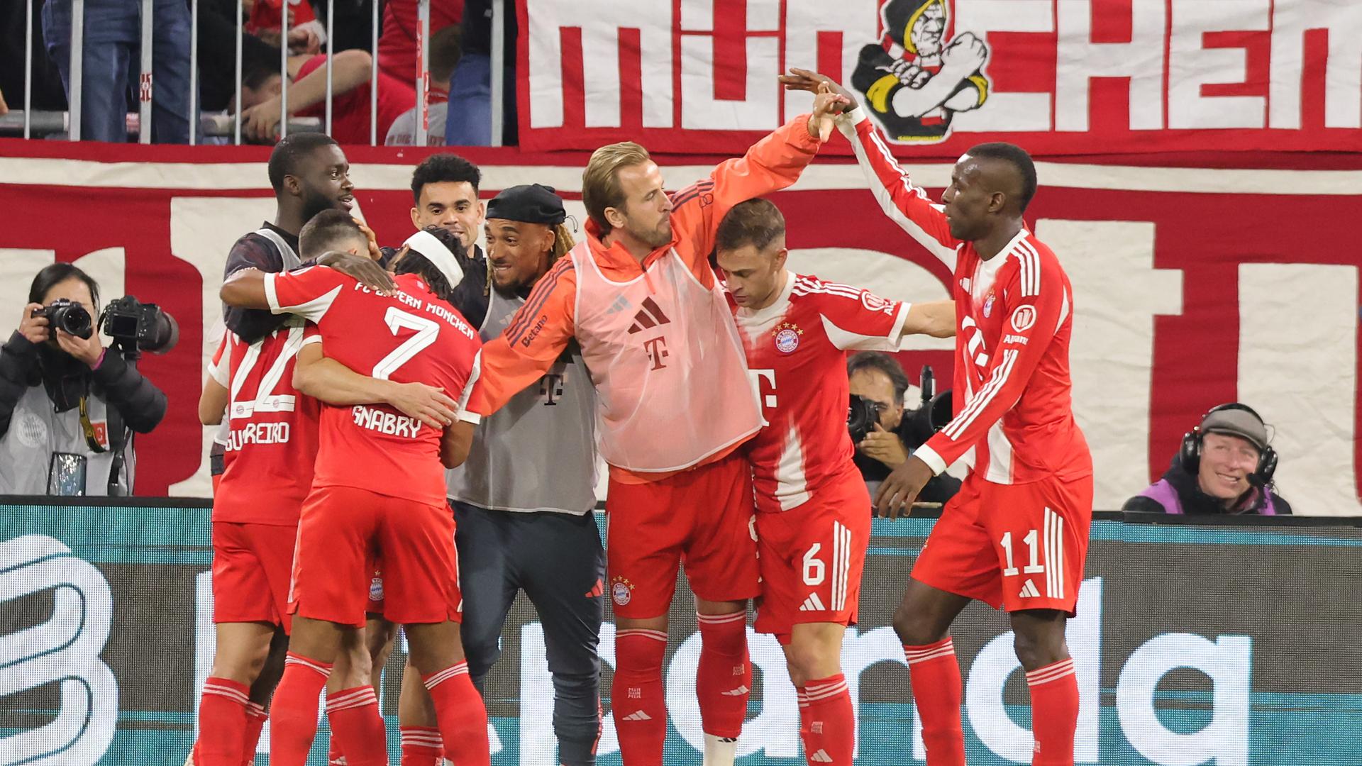 Münchens Spieler bejubeln das 3:0 gemeinsam mit Harry Kane | Marcel Engelbrecht/firo Sportphoto