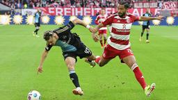 Nürnbergs Jannik Hofmann im Zweikampf gegen Düsseldorfs Emmanuel Iyoha