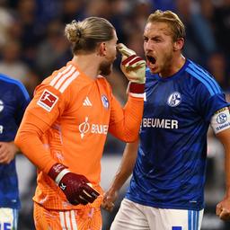 Timo Becker feiert Loris Karius für seine Parade