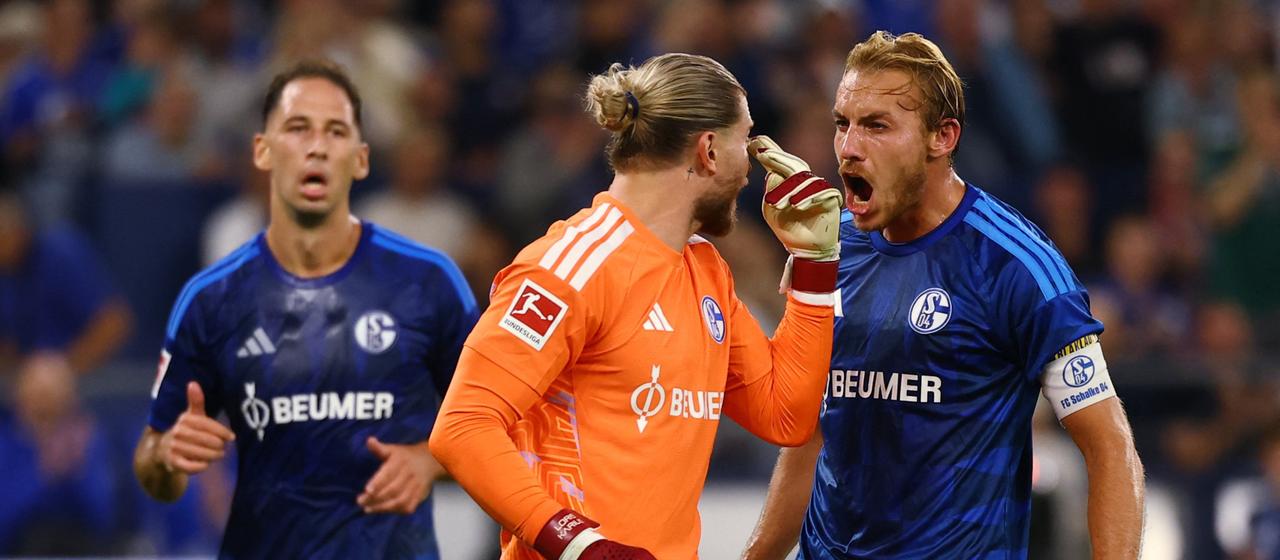 Timo Becker feiert Loris Karius für seine Parade